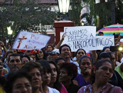 Apatzing&aacute;n residents in a demonstration on Sunday.