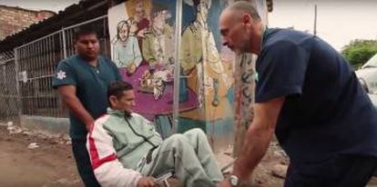 A patient being transferred by the Villeras ambulance team.