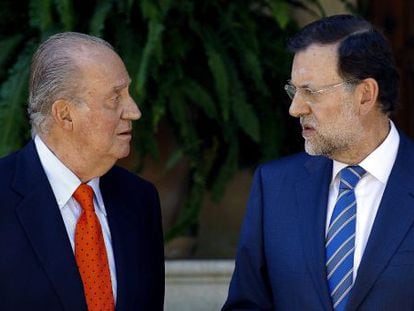 King Juan Carlos (l) meets with Rajoy on Tuesday.