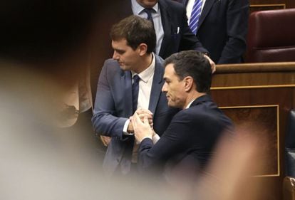 Ciudadanos leader Albert Rivera (left) and Socialist chief Pedro Sánchez in Congress.
