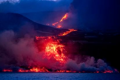 La lava comenzó a llegar a la costa de La Palma. 