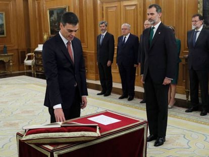 Pedro Sánchez takes office as prime minister, as his predecessor Mariano Rajoy (r) and King Felipe Vi (second from r) look on.