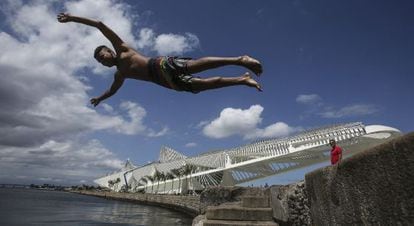 A young man dives into the water in Plaza Mauá