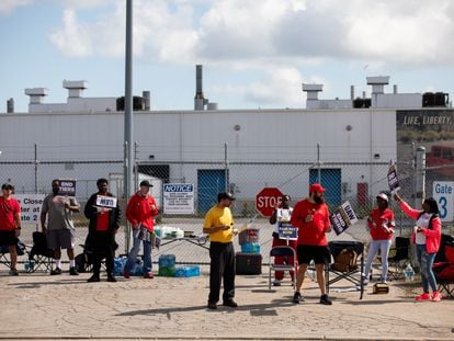 Miembros del United Auto Workers (UAW) frente al complejo de asamblea Stellantis NV Toledo en Ohio, EE. UU., el 18 de septiembre de 2023.