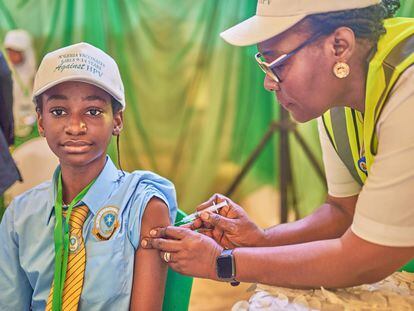 Nigeria begins vaccinating 7.7 million girls and adolescents against human papillomavirus.