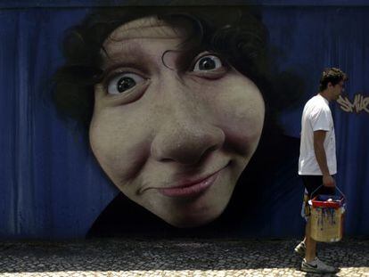 Graffiti artist Jaime in front of a mural outside Lisbon&#039;s J&uacute;lio de Matos psychiatric hospital. 