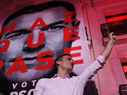Socialist Party leader Pedro Sánchez outside the party headquarters following the general election.
