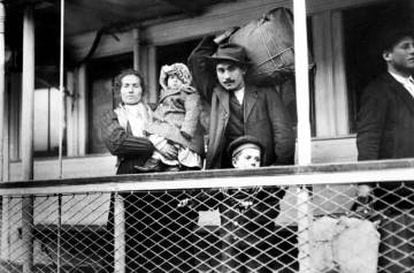Italian immigrants on the Ellis Island–Manhattan ferry in 1905.