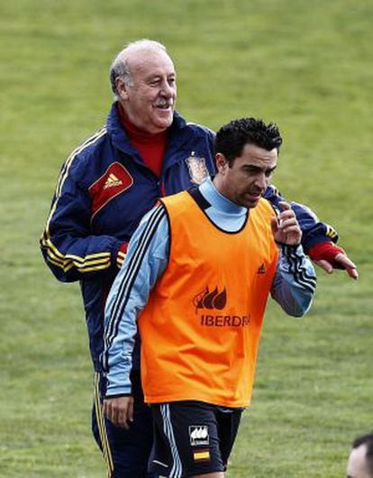 Vicente del Bosque and Xavi during Monday&#039;s training session.