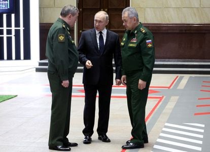 Vladimir Putin (c), Russian Defence Minister Sergei Shoigu and Chief of the General Staff of Russia's Armed Forces Valery Gerasimov (l).  