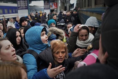 Personas escapando de Kiev, Ucrania