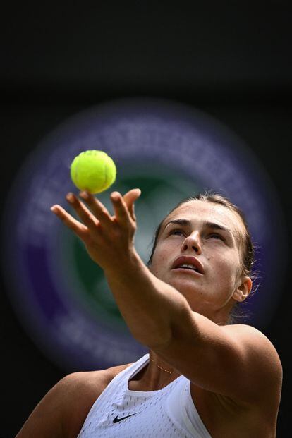 Aryna Sabalenka serves during the match against Alexandrova.