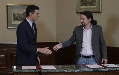 Pedro Sánchez (l) and Pablo Iglesias have reached a deal for a governing coalition.
