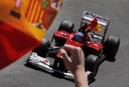 Alonso celebrates his victory on the Valencia street circuit on Sunday.