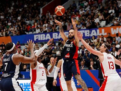 France's Evan Fournier in action with Canada's Kelly Olynyk.
