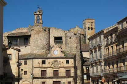 The town hall, the old prison, Romanesque churches, museums, the theater and the Plaza Mayor (pictured) are among the many reasons for Sepúlveda's recent incorporation into the network of Spain's most beautiful villages.Two alleys open up from each side: Lope Tablada street and a staircase leading to a Renaissance-era stone crucifix. www.turismosepulveda.es