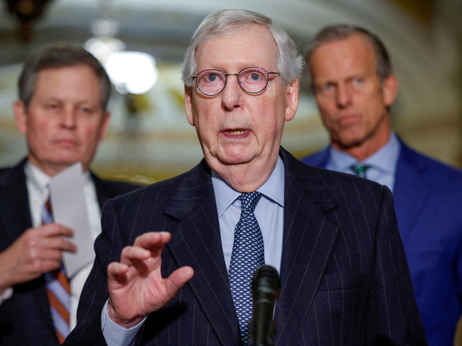 McConnell freezes up again during Kentucky news conference