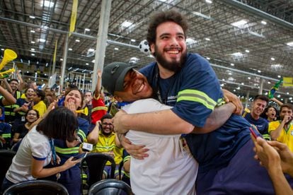 Mundial Qatar 2022: Dos hombres festejan a la 'seleçao' en un centro de distribución de Mercado Libre