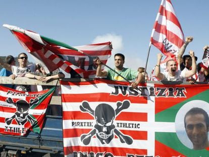 Athletic Bilbao fans see off their team at the Basque city&rsquo;s airport on Thursday. 
