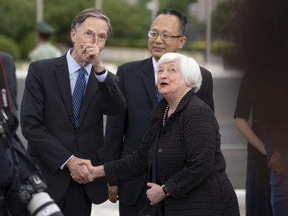 Treasury Secretary Janet Yellen (right), Yang Yingming (center), and US Ambassador to China Nicholas Burns (left) at the airport Beijing International this Thursday.
