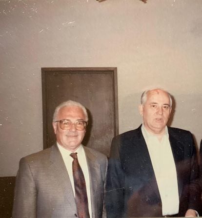 Enrique Turover with the last leader of the Soviet Union, Mikhail Gorbachev.