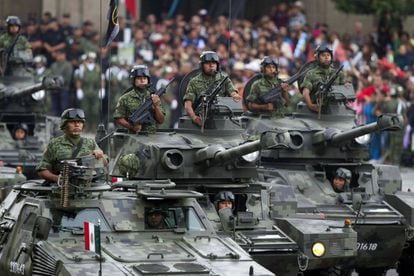 Tanks on parade to celebrate Mexican independence.