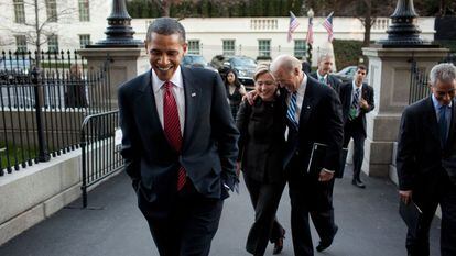 US President Barack Obama, followed by Secretary of State Hillary Clinton and Vice President Joe Biden, enter the White House in 2009.