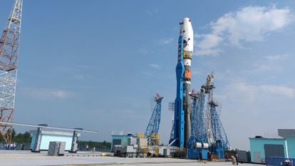 The Soyuz rocket that will launch the 'Luna-25' probe into space.