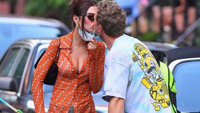 Emily Ratajkowski kisses Sebastian Bear-McClard on a New York street in 2021.