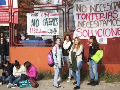 Ciudad de Jaén students at the gates of the school during a protest.