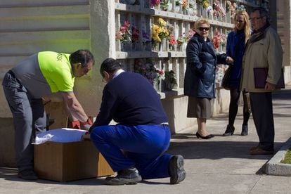 Families of a child who was allegedly stolen at an exhumation in Málaga, in 2012.