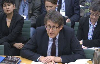 Editor of 'The Guardian' newspaper Alan Rusbridger gives evidence to the Commons Home Affairs Committee hearing on December 3, 2013.