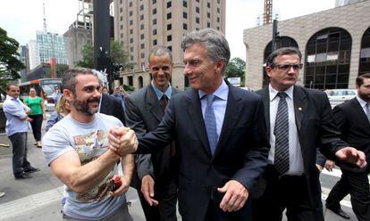 President-elect Mauricio Macri greets a Brazilian man during his recent visit to São Paulo.