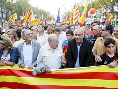 Jordi Pujol (center, holding jacket) with Josep Antoni Duran (to his right) at the head of the pro-independence march on Catalan national day in 2012.
