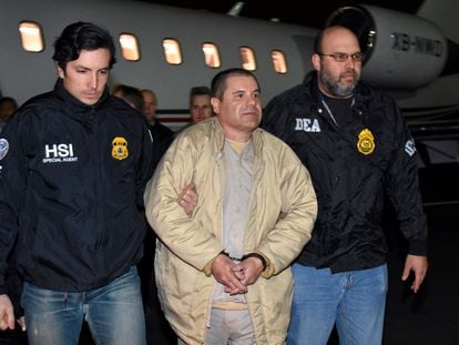 Joaquín Guzmán is escorted to a caravan of SUVs in Ronkoma (New York), after being extradited on January 19, 2017.