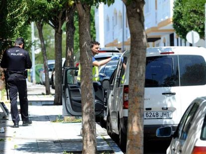 Photo: Police investigate in Marbella. Video: Footage of arrests and the locations involved (Spanish narration). JOSÉ SÁNCHEZ / ATLAS