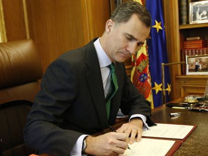 King Felipe VI signing the decree on Tuesday.