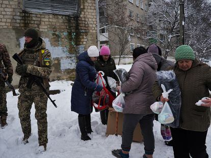A group of people collect humanitarian aid in the town of Kupiansk (Kharkiv) on November 18.