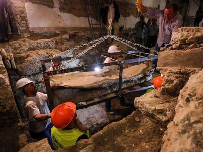Workers remove the sarcophagus in Granada.