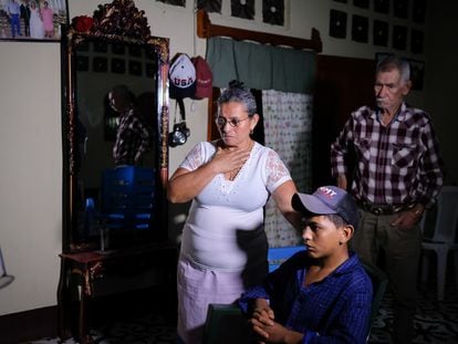 Wilton's grandparents Socorro Leiva (l) and José Incer watching the news inside their home in El Paraíso, Nicaragua.