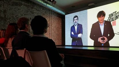 Carles Puigdemont (r) in a video conference on April 22.