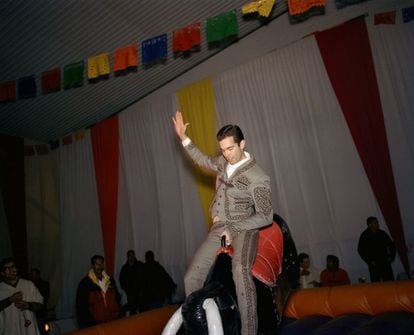 Mexican photographer Yvonne Vegas shows how the upper classes of her country enjoy themselves in pieces such as this, entitled ‘Alejandro en toro mecánico’ (Alejandro on a mechanical bull, 2006).
