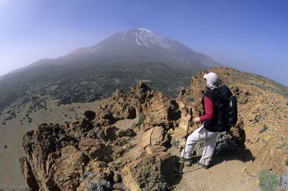 There are several routes open to the public that lead to Fortaleza and Pico Viejo, at some 3,555 meters. The peak of the Teide crater is reached via route number 10, named after Telesforo Bravo, the local geologist who dedicated his life to studying the volcano, and requires a special permit issued by the park authorities via their website. The peak is usually snowbound between November and April.