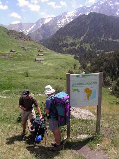 Hikers in the Gistau valley against a backdrop of el Posets (3,369 meters), the second-highest peak in the Pyrenees.