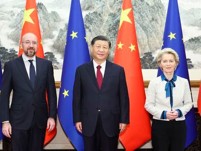 Chinese President Xi Jinping (C) poses for a photo with President of the European Council Charles Michel (l) and President of the European Commission Ursula von der Leyen (r) during their meeting on the sidelines of the 24th China-EU Summit, at the Diaoyutai State Guesthouse in Beijing, China.
