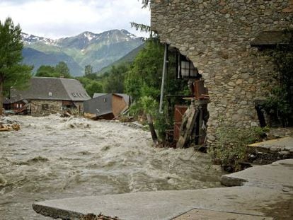 The River Garona runs through Art&iacute;es, in Vall d&#039;Aran.