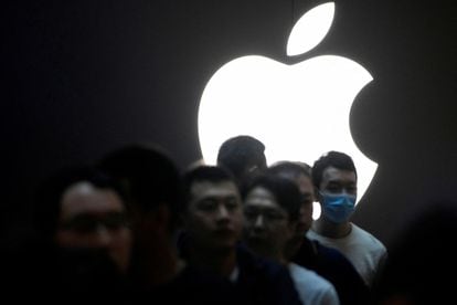 People line up while waiting at an Apple Store as Apple's new iPhone 15 officially goes on sale across China, in Shanghai, China September 22, 2023.