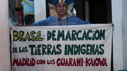 Ladio Verón with a sign showing support for his people.