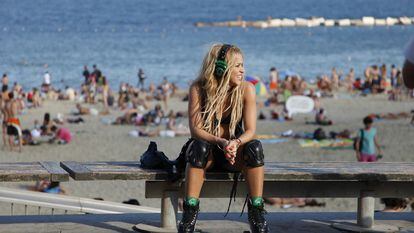 Colombian singer Shakira takes a break during the filming of a music video at Barceloneta beach in Barcelona on August 18, 2010. AFP PHOTO / JONATHAN GREVSEN/ SPAIN OUT. (Photo credit should read JONATHAN GREVSEN/AFP via Getty Images)