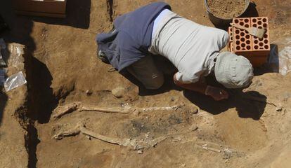 Anthropologist Victoria Peña with the bones found at the Tartessos site in Badajoz.